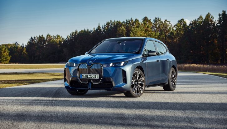 BMW iX 2026 raddoppia: più potenza, autonomia superiore e nuovo look - Foto 22 di 90