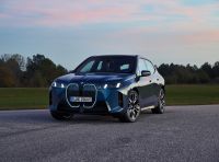 BMW iX 2026 raddoppia: più potenza, autonomia superiore e nuovo look