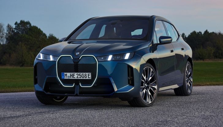 BMW iX 2026 raddoppia: più potenza, autonomia superiore e nuovo look - Foto 1 di 90