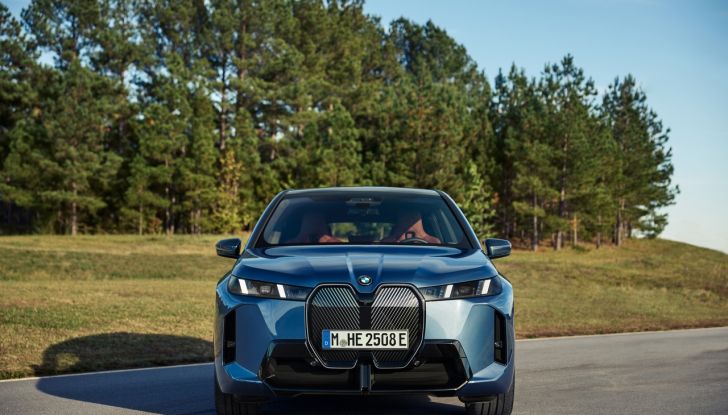 BMW iX 2026 raddoppia: più potenza, autonomia superiore e nuovo look - Foto 26 di 90