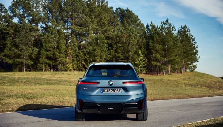 BMW iX 2026 raddoppia: più potenza, autonomia superiore e nuovo look - Foto 27 di 90