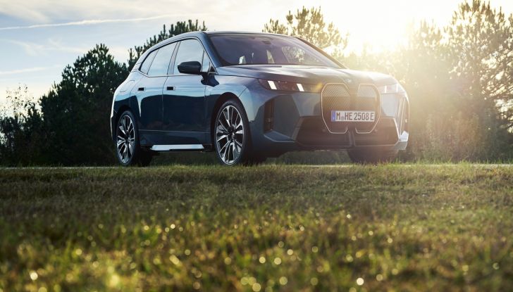BMW iX 2026 raddoppia: più potenza, autonomia superiore e nuovo look - Foto 28 di 90