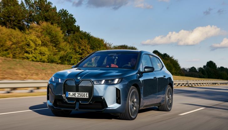 BMW iX 2026 raddoppia: più potenza, autonomia superiore e nuovo look - Foto 30 di 90