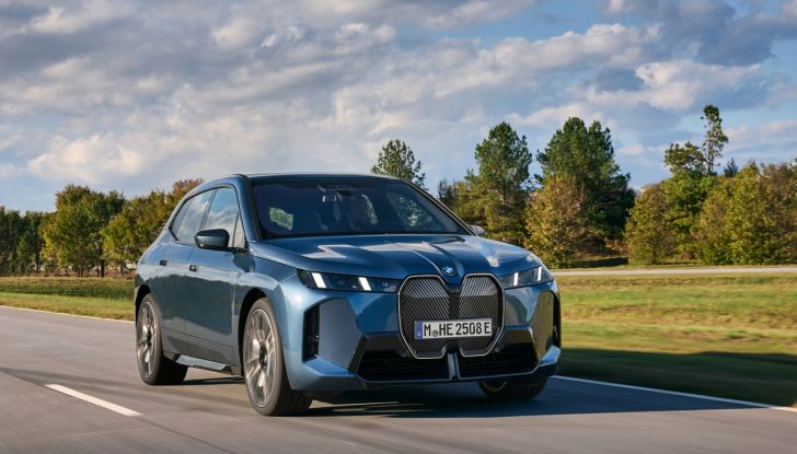 BMW iX 2026 raddoppia: più potenza, autonomia superiore e nuovo look - Foto 31 di 90