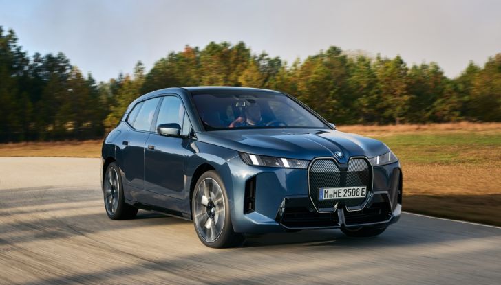 BMW iX 2026 raddoppia: più potenza, autonomia superiore e nuovo look - Foto 33 di 90
