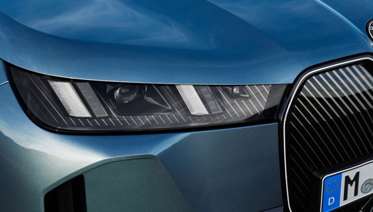 BMW iX 2026 raddoppia: più potenza, autonomia superiore e nuovo look - Foto 37 di 90