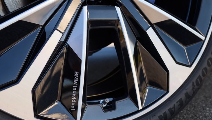 BMW iX 2026 raddoppia: più potenza, autonomia superiore e nuovo look - Foto 39 di 90