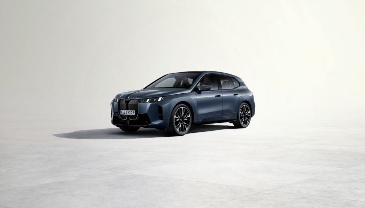 BMW iX 2026 raddoppia: più potenza, autonomia superiore e nuovo look - Foto 40 di 90