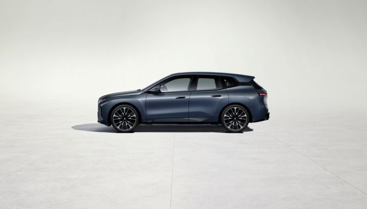 BMW iX 2026 raddoppia: più potenza, autonomia superiore e nuovo look - Foto 42 di 90