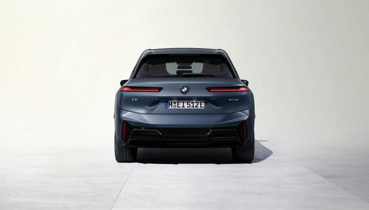 BMW iX 2026 raddoppia: più potenza, autonomia superiore e nuovo look - Foto 44 di 90