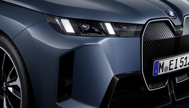 BMW iX 2026 raddoppia: più potenza, autonomia superiore e nuovo look - Foto 45 di 90
