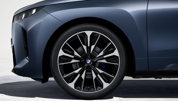 BMW iX 2026 raddoppia: più potenza, autonomia superiore e nuovo look - Foto 46 di 90