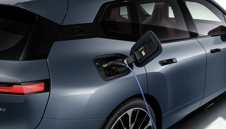 BMW iX 2026 raddoppia: più potenza, autonomia superiore e nuovo look - Foto 49 di 90