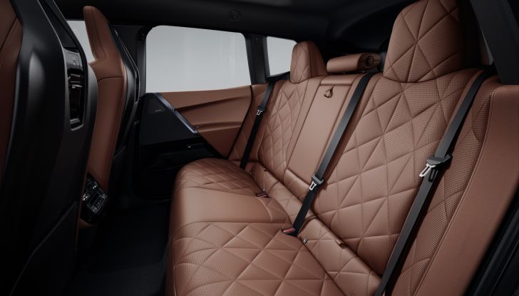 BMW iX 2026 raddoppia: più potenza, autonomia superiore e nuovo look - Foto 57 di 90
