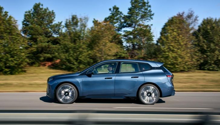 BMW iX 2026 raddoppia: più potenza, autonomia superiore e nuovo look - Foto 7 di 90