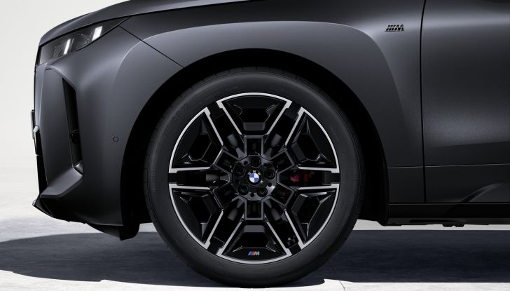 BMW iX 2026 raddoppia: più potenza, autonomia superiore e nuovo look - Foto 64 di 90