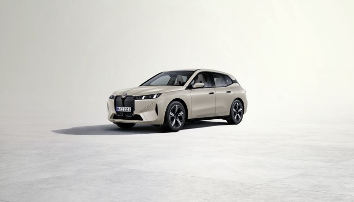BMW iX 2026 raddoppia: più potenza, autonomia superiore e nuovo look - Foto 8 di 90