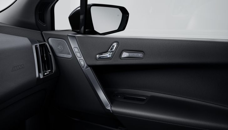 BMW iX 2026 raddoppia: più potenza, autonomia superiore e nuovo look - Foto 70 di 90