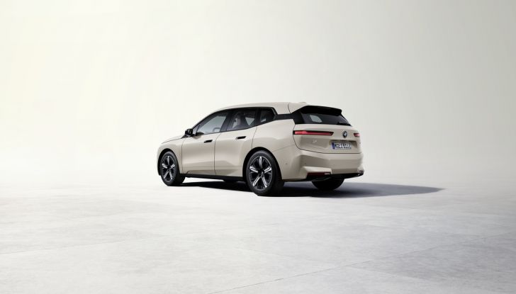BMW iX 2026 raddoppia: più potenza, autonomia superiore e nuovo look - Foto 9 di 90