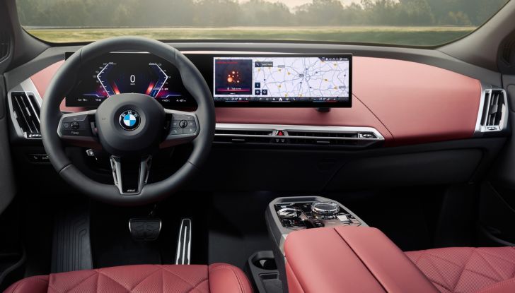 BMW iX 2026 raddoppia: più potenza, autonomia superiore e nuovo look - Foto 84 di 90