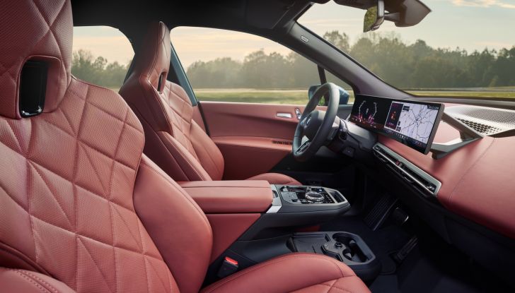 BMW iX 2026 raddoppia: più potenza, autonomia superiore e nuovo look - Foto 85 di 90