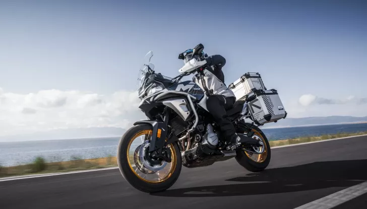 CFMoto 700MT: la nuova crossover arriva nei concessionari a un prezzo competitivo - Foto 2 di 5