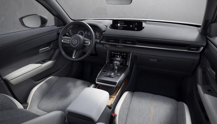 Mazda MX-30 R-EV 2025: guidare in elettrico senza ansia grazie al motore Wankel - Foto 13 di 23