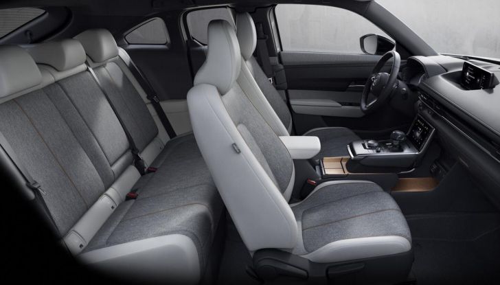 Mazda MX-30 R-EV 2025: guidare in elettrico senza ansia grazie al motore Wankel - Foto 16 di 23