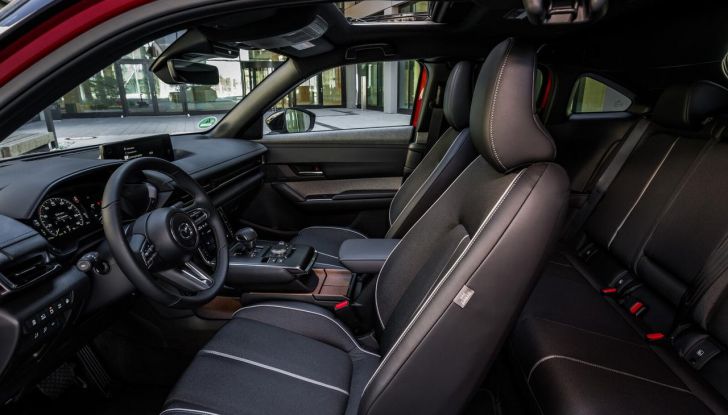 Mazda MX-30 R-EV 2025: guidare in elettrico senza ansia grazie al motore Wankel - Foto 18 di 23