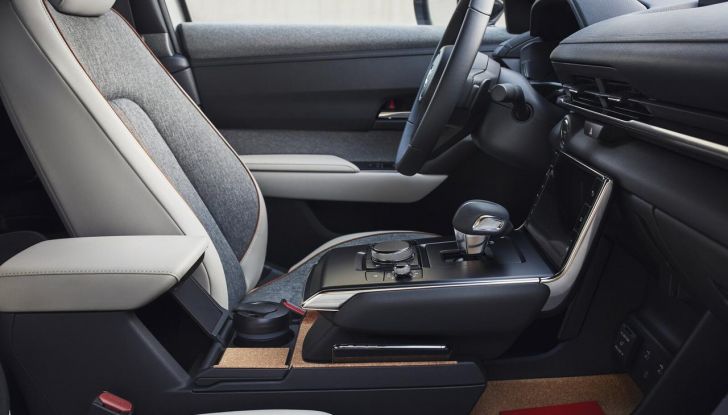 Mazda MX-30 R-EV 2025: guidare in elettrico senza ansia grazie al motore Wankel - Foto 14 di 23