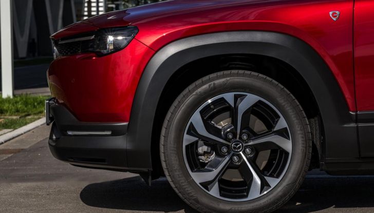 Mazda MX-30 R-EV 2025: guidare in elettrico senza ansia grazie al motore Wankel - Foto 8 di 23