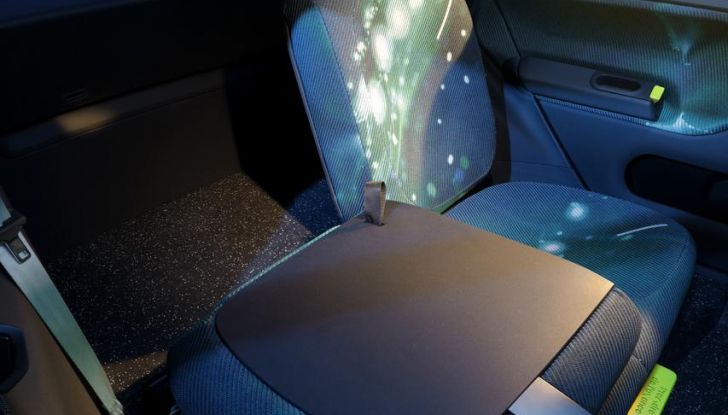 Renault Twingo E-Tech Electric, ecco gli interni: minimalismo, funzionalità e un tocco di nostalgia anni ‘90 - Foto 24 di 28