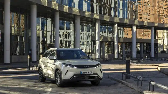 BYD rallenta: utili giù del 33% e auto sempre più simili a smartphone. Opportunità, rischi e cosa devono sapere gli automobilisti