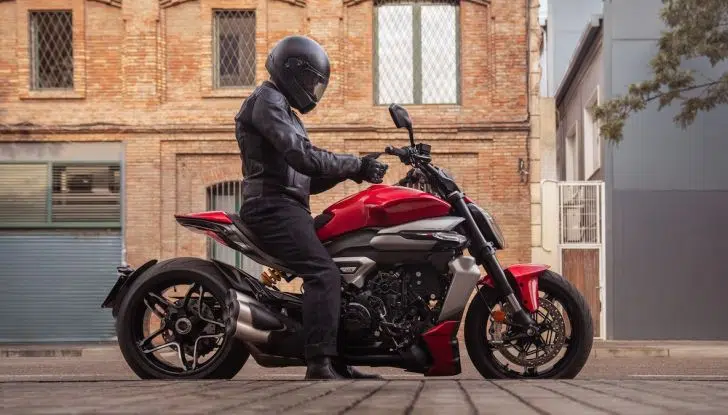 Ducati e Dsquared2 presentano una capsule collection in collaborazione ispirata alla nuova XDiavel V4 - Foto 1 di 10