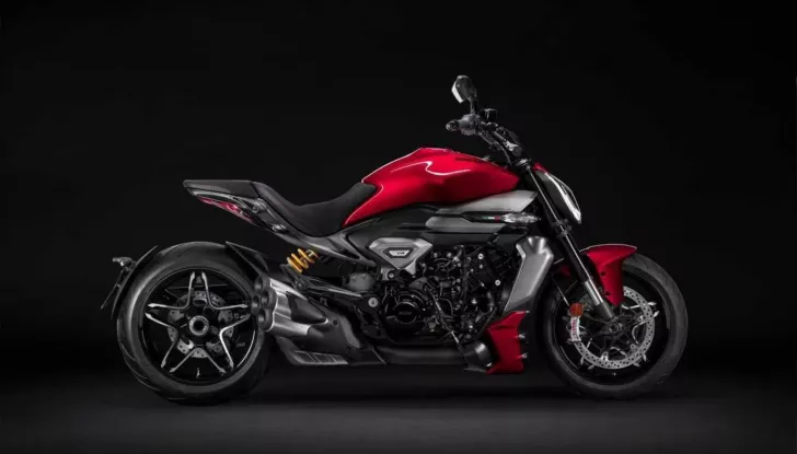 Ducati e Dsquared2 presentano una capsule collection in collaborazione ispirata alla nuova XDiavel V4 - Foto 2 di 10