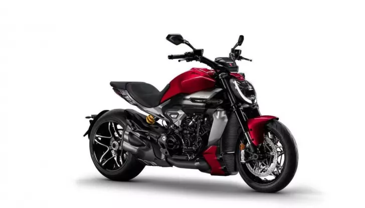 Ducati e Dsquared2 presentano una capsule collection in collaborazione ispirata alla nuova XDiavel V4 - Foto 6 di 10