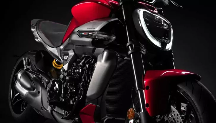 Ducati e Dsquared2 presentano una capsule collection in collaborazione ispirata alla nuova XDiavel V4 - Foto 8 di 10