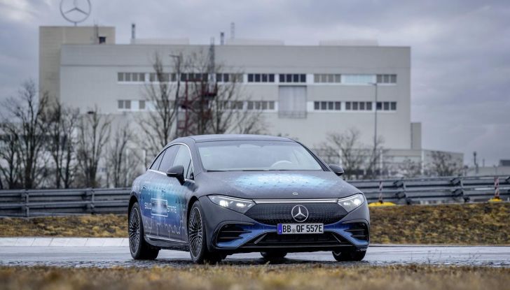 Mercedes EQS con batteria allo stato solido sfonda il muro dei 1000 km - Foto 6 di 16