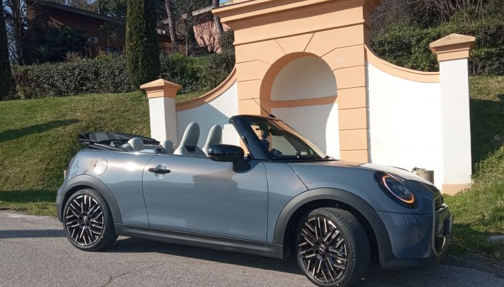 Nuova Mini Cooper Cabrio 2025, test drive e dati tecnici - Foto 13 di 26