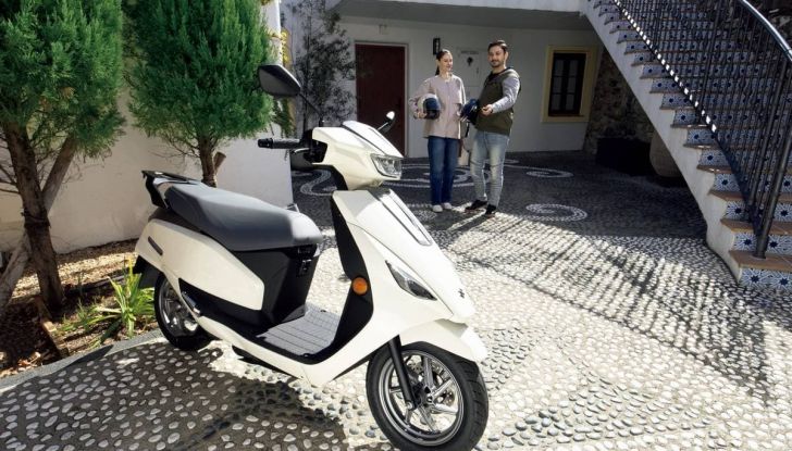 Suzuki debutta tra gli scooter elettrici con e-Address - Foto 3 di 7