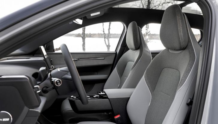 Volvo EX30 Cross Country: il SUV compatto elettrico che non teme lo sterrato - Foto 2 di 33