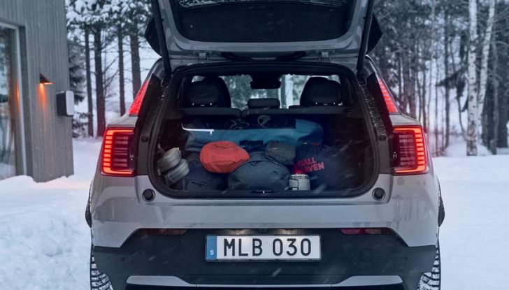 Volvo EX30 Cross Country: il SUV compatto elettrico che non teme lo sterrato - Foto 15 di 33