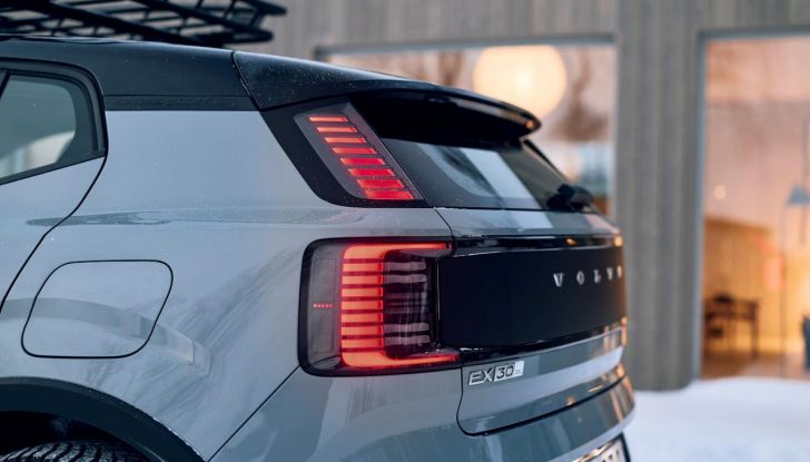 Volvo EX30 Cross Country: il SUV compatto elettrico che non teme lo sterrato - Foto 23 di 33