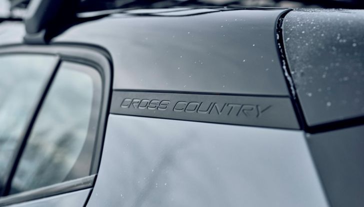 Volvo EX30 Cross Country: il SUV compatto elettrico che non teme lo sterrato - Foto 30 di 33