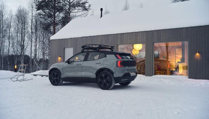 Volvo EX30 Cross Country: il SUV compatto elettrico che non teme lo sterrato - Foto 6 di 33
