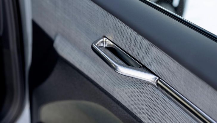 Volvo EX30 Cross Country: il SUV compatto elettrico che non teme lo sterrato - Foto 7 di 33