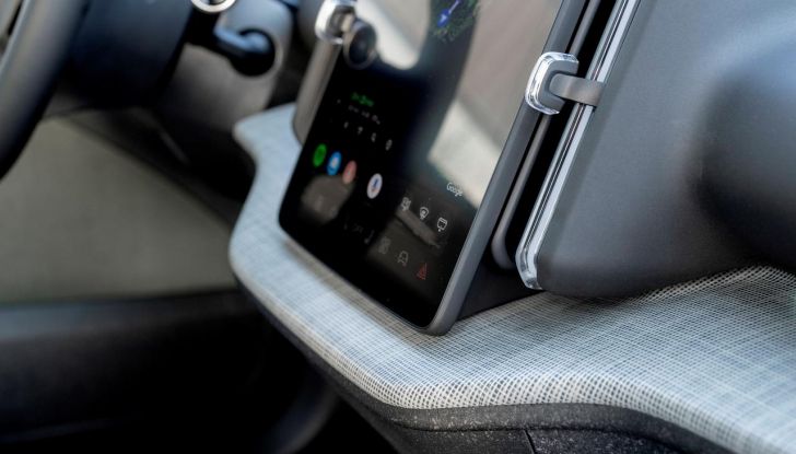 Volvo EX30 Cross Country: il SUV compatto elettrico che non teme lo sterrato - Foto 8 di 33