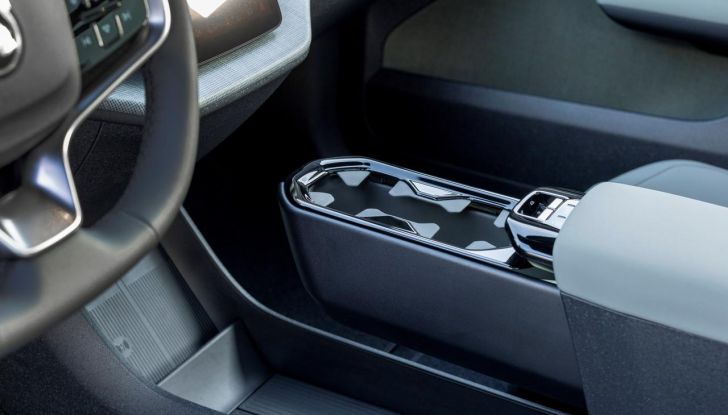 Volvo EX30 Cross Country: il SUV compatto elettrico che non teme lo sterrato - Foto 9 di 33