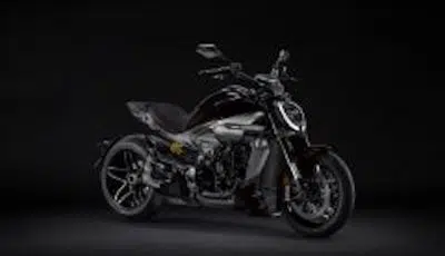 Ducati e Dsquared2 presentano una capsule collection in collaborazione ispirata alla nuova XDiavel V4