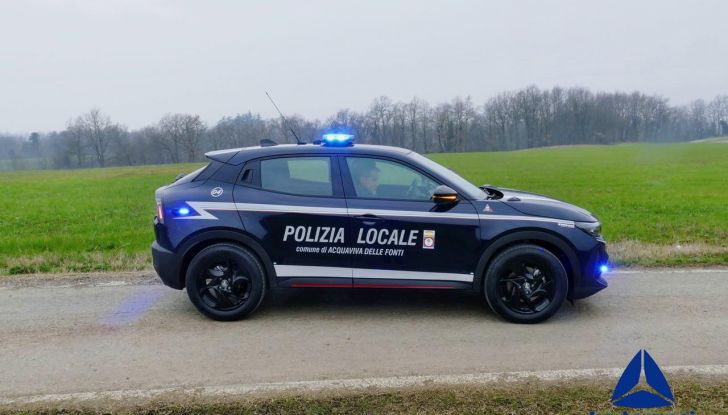 Alfa Romeo Junior in divisa: da city car a veicolo delle forze dell’ordine - Foto 3 di 36